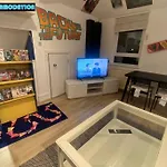 80S Retro 3 Bedroom Apartment In Wimbledon London Sleeps 6! Netflix Wifi And Arcade! Perfect For Families Business & Leisure Guests!